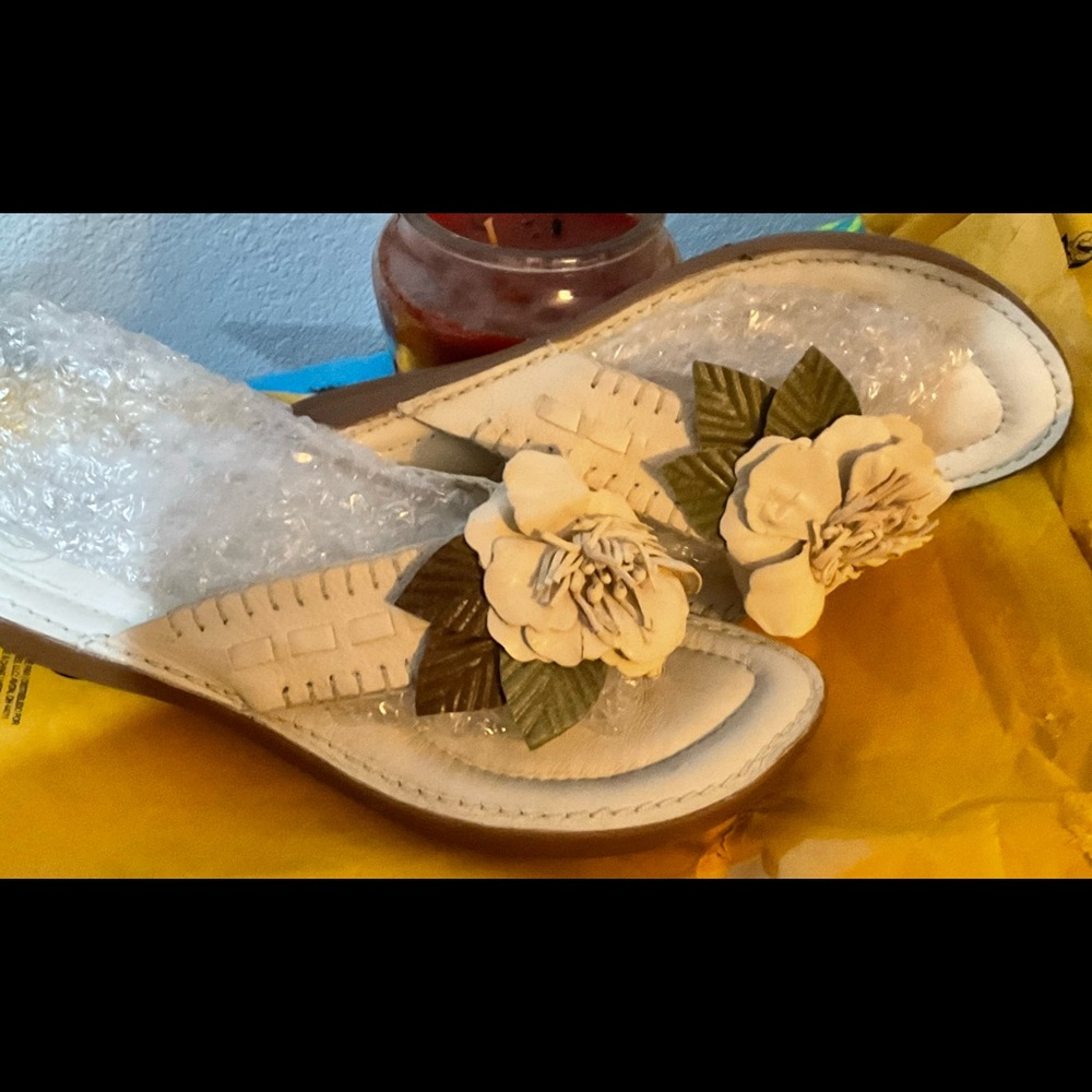Strapless they feminine sandals with flowers and leaves by magnolia.